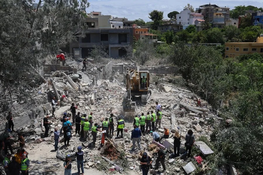Sube a 3.151 el número de muertos en el Líbano desde el inicio de la ofensiva israelí | 2 | Trabajadores de rescate libaneses buscan entre los escombros a víctimas tras un ataque aéreo israelí en la aldea de Deir Qanoun al Nahr, Líbano