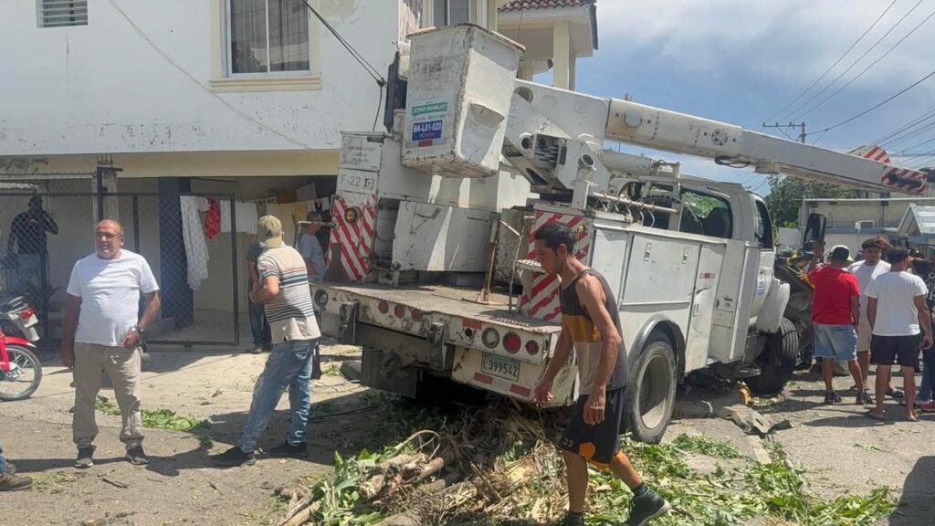 Tragedia: mujer muere aplastada por un camión y su hijo resultó gravemente herido en Tamboril, Santiago | 2 | Tragedia: mujer muere aplastada por un camión y su hijo resultó gravemente herido en Tamboril, Santiago - Noticias de hoy en República Dominicana | De Último Minuto