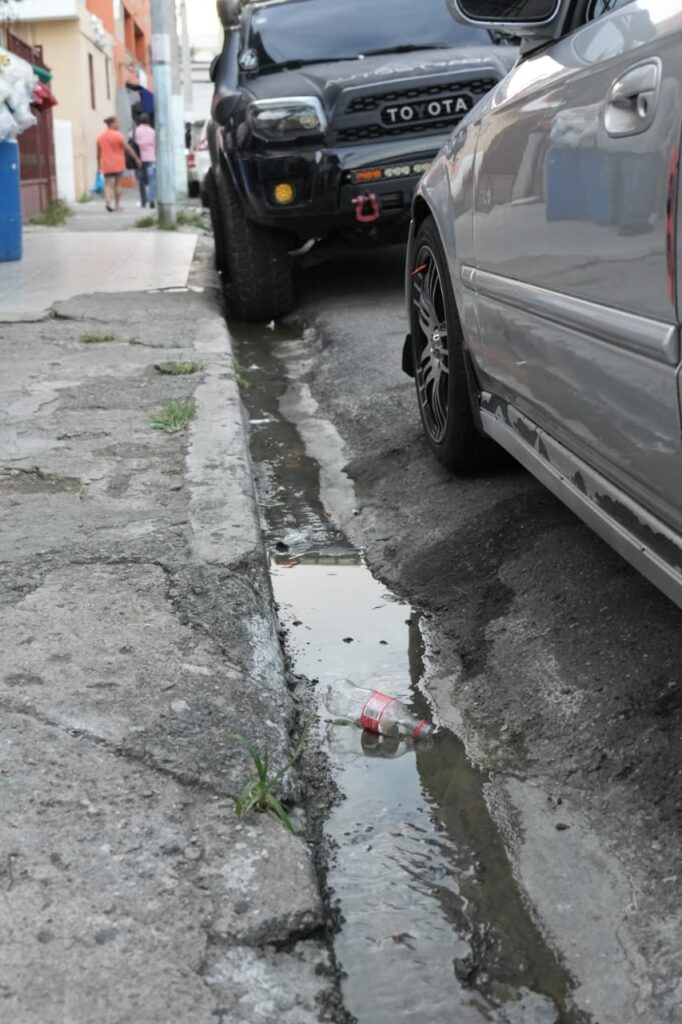 Vecinos del Ensanche Quisqueya denuncian aguas negras y hedor por alcantarillado colapsado - Noticias de hoy en República Dominicana | De Último Minuto