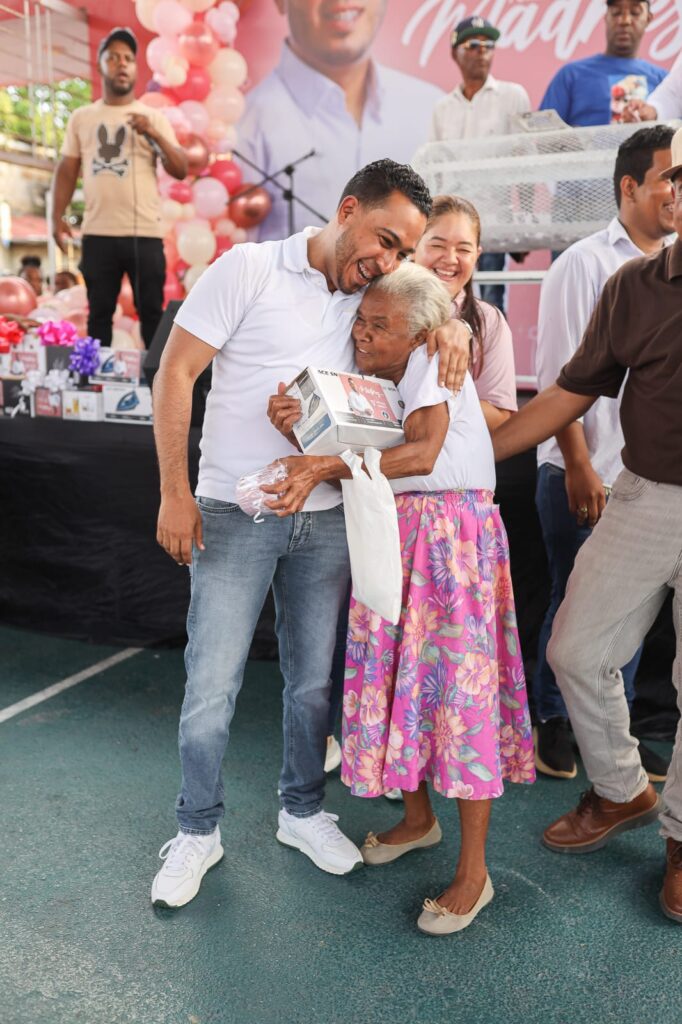 Entre mariachis y regalos, regidor Víctor Jiménez homenaje a las madres de Los Alcarrizos - Noticias de hoy en República Dominicana | De Último Minuto