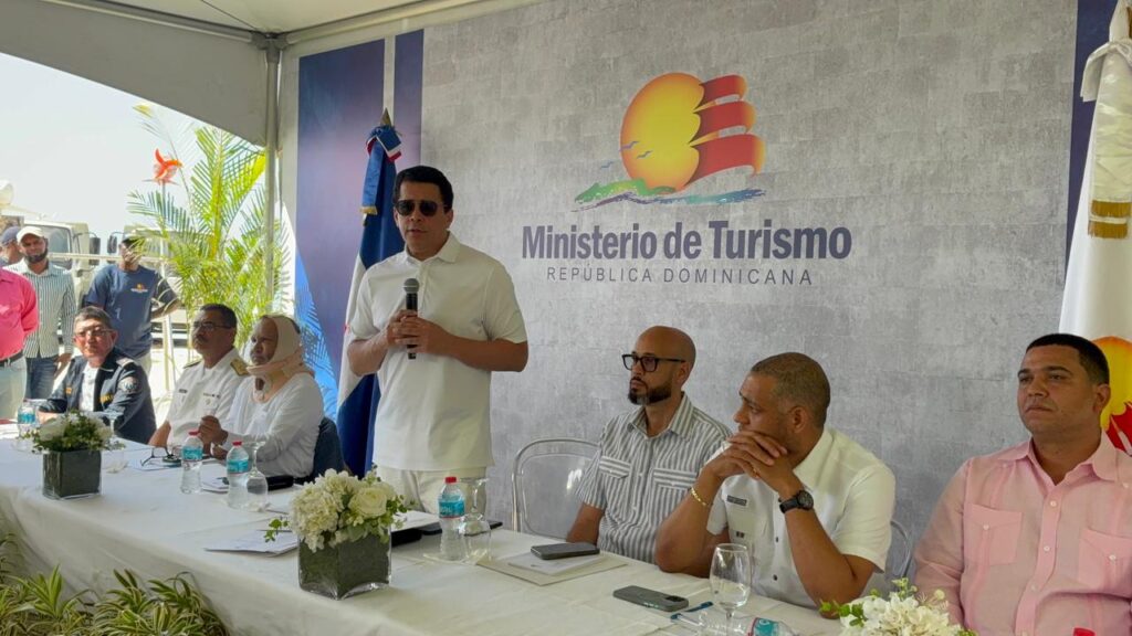David Collado entrega 30 camiones, seis tractores y barredoras para combatir el sargazo | 2 | David Collado entrega 30 camiones, seis tractores y barredoras para combatir el sargazo - Noticias de hoy en República Dominicana | De Último Minuto
