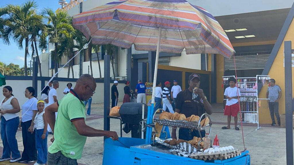 Corpus Christi congrega a miles de fieles y dispara las ventas de comerciantes informales en Santiago - Noticias de hoy en República Dominicana | De Último Minuto