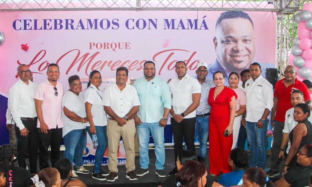 Diputado Adón celebra fiesta a las Madres de la Circunscripción 5 - Noticias de hoy en República Dominicana | De Último Minuto