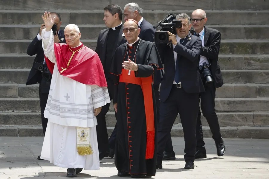 El papa León XIV inicia en catalán su primera homilía en Barcelona y les pide ser «constructores de unidad» | 2 | El papa León XIV (i) junto al arzobispo de Barcelona Juan José Omella (d), a su llegada al rezo de la Hora media que va a oficiar en la Catedral de la Santa Cruz y Santa Eulalia en Barcelona.