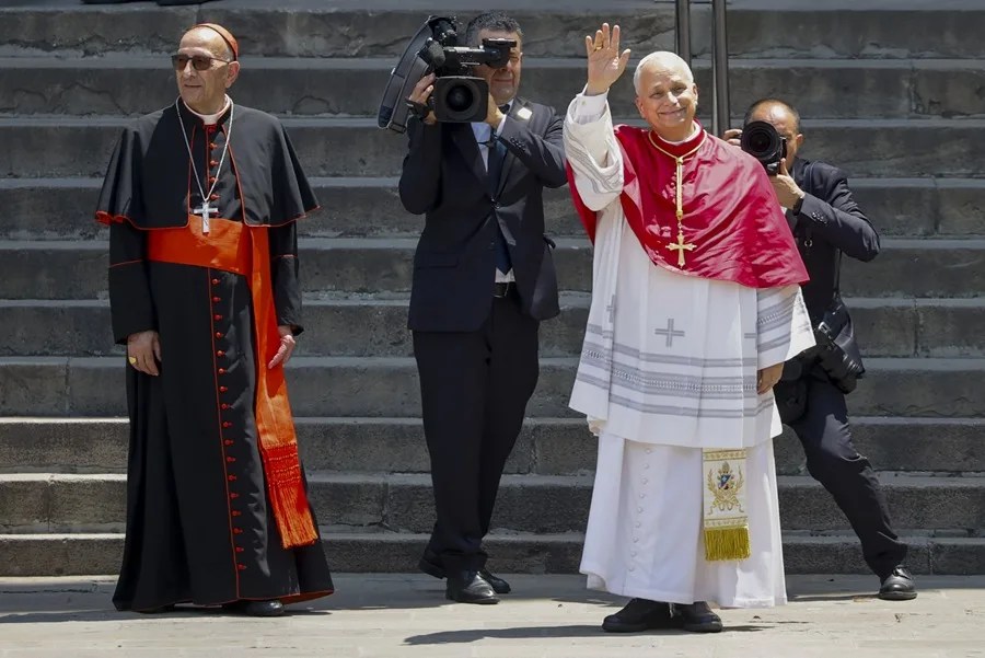 El papa León XIV inicia en catalán su primera homilía en Barcelona y les pide ser «constructores de unidad» | 3 | El papa León XIV (d) junto al arzobispo de Barcelona Juan José Omella (i) tras el rezo en la Catedral de la Santa Cruz y Santa Eulalia en Barcelona.