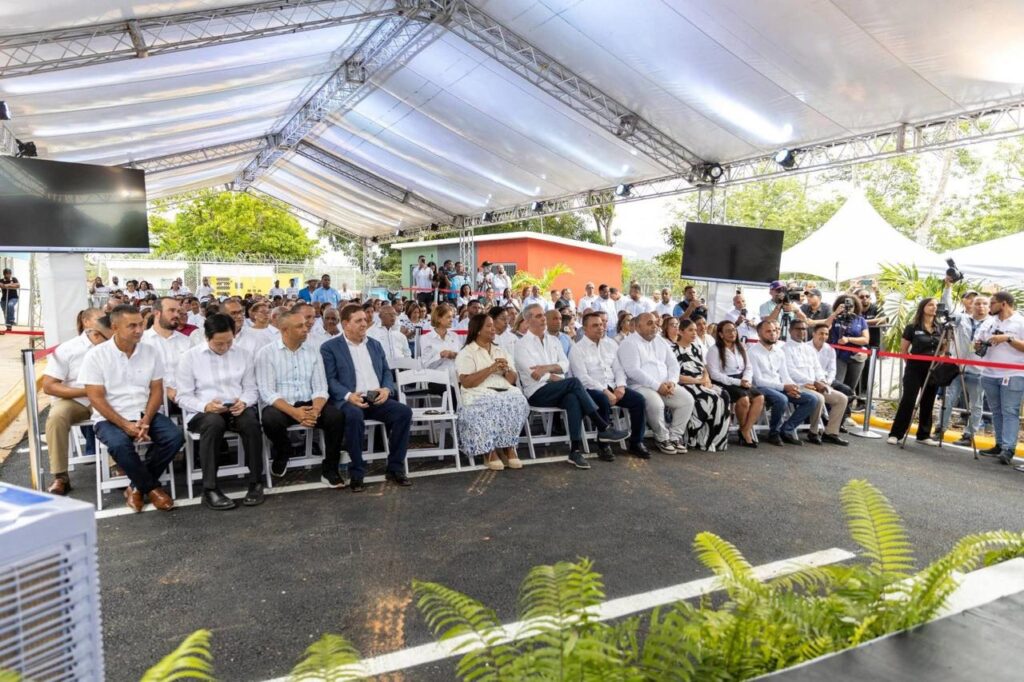 Abinader entrega renovado hospital de Maimón - Noticias de hoy en República Dominicana | De Último Minuto