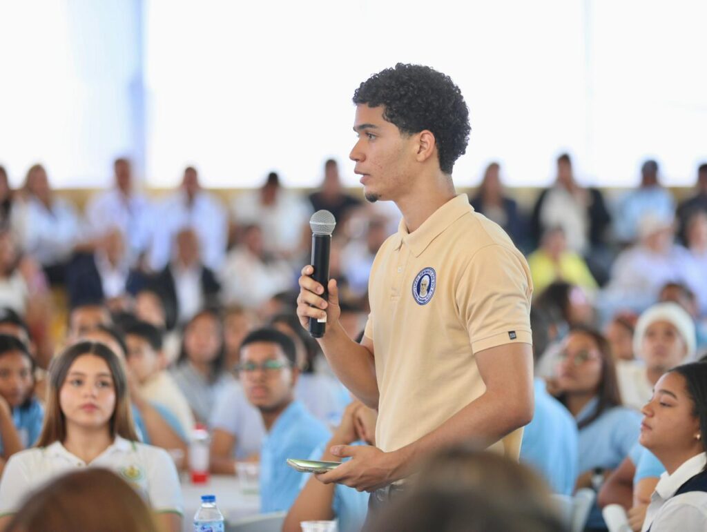 Abinader exhorta a estudiantes a prepararse en inglés, tecnología y valores para alcanzar el éxito | 3 | Abinader exhorta a estudiantes a prepararse en inglés, tecnología y valores para alcanzar el éxito - Noticias de hoy en República Dominicana | De Último Minuto