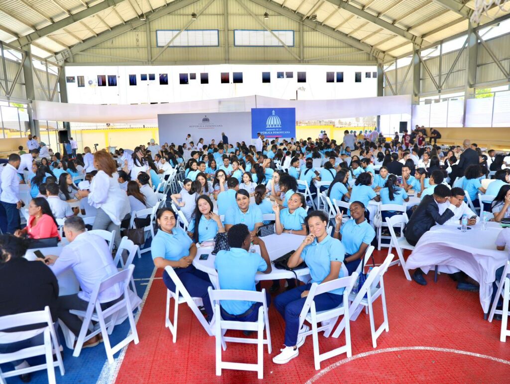 Abinader exhorta a estudiantes a prepararse en inglés, tecnología y valores para alcanzar el éxito | 2 | Abinader exhorta a estudiantes a prepararse en inglés, tecnología y valores para alcanzar el éxito - Noticias de hoy en República Dominicana | De Último Minuto