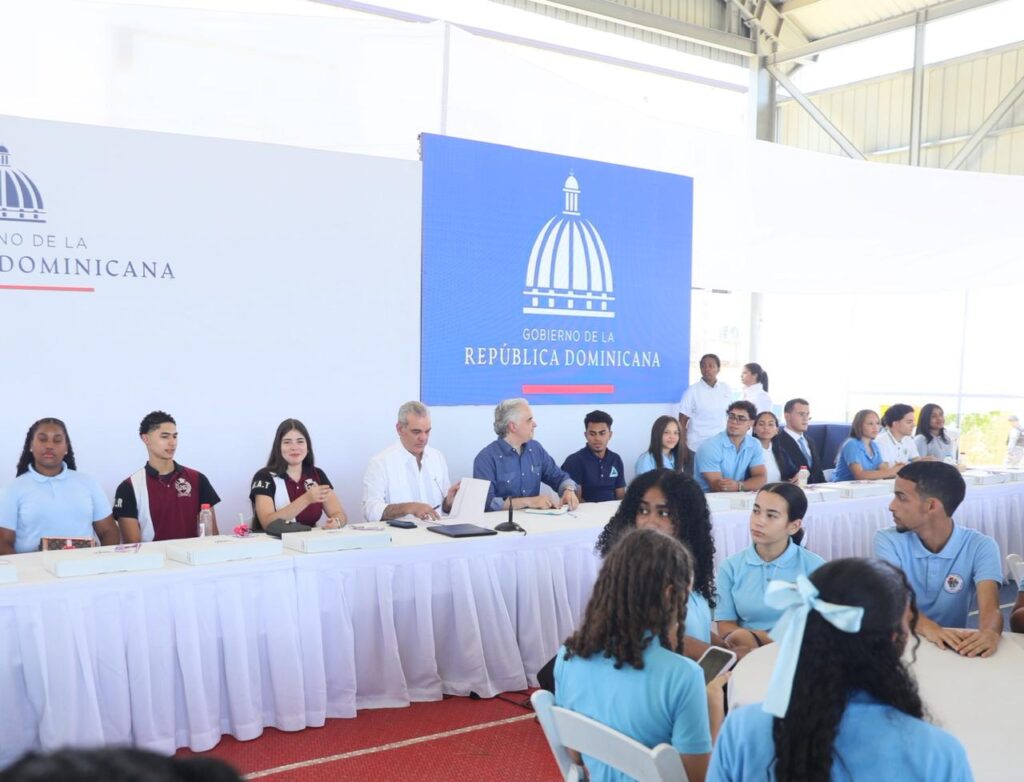 Abinader exhorta a estudiantes a prepararse en inglés, tecnología y valores para alcanzar el éxito | 7 | Abinader exhorta a estudiantes a prepararse en inglés, tecnología y valores para alcanzar el éxito - Noticias de hoy en República Dominicana | De Último Minuto