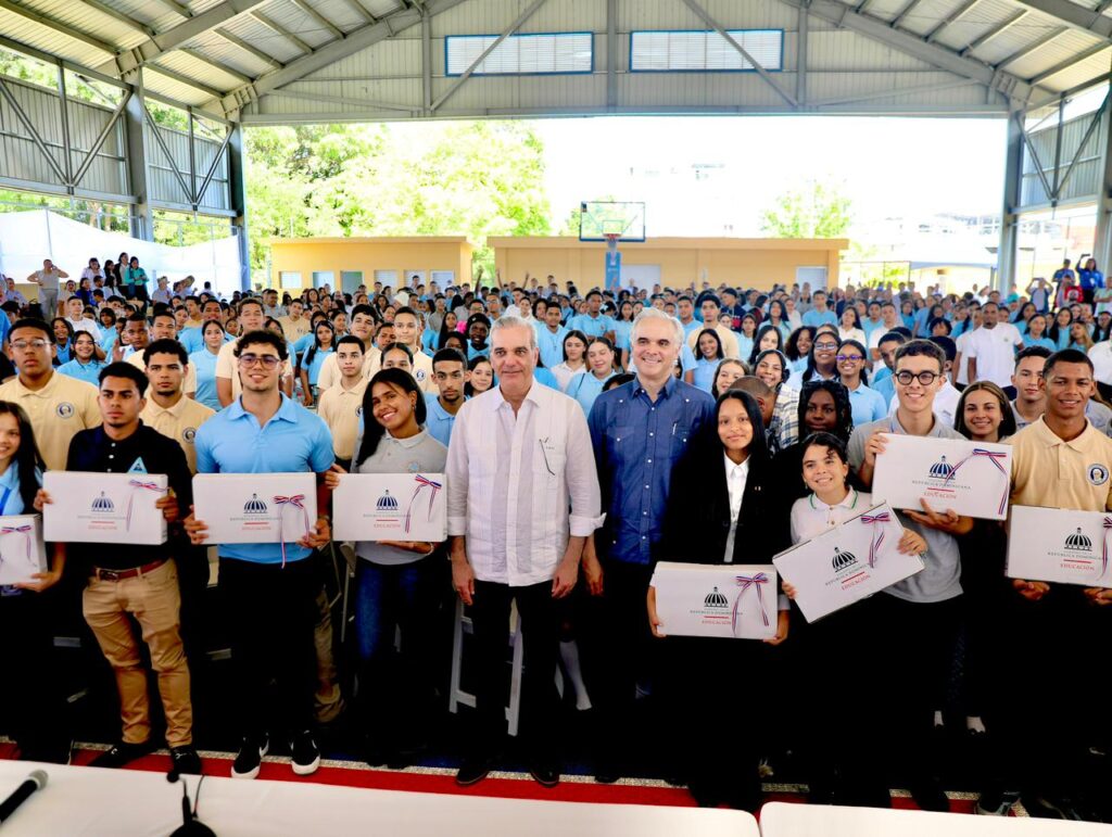 Abinader exhorta a estudiantes a prepararse en inglés, tecnología y valores para alcanzar el éxito | 6 | Abinader exhorta a estudiantes a prepararse en inglés, tecnología y valores para alcanzar el éxito - Noticias de hoy en República Dominicana | De Último Minuto
