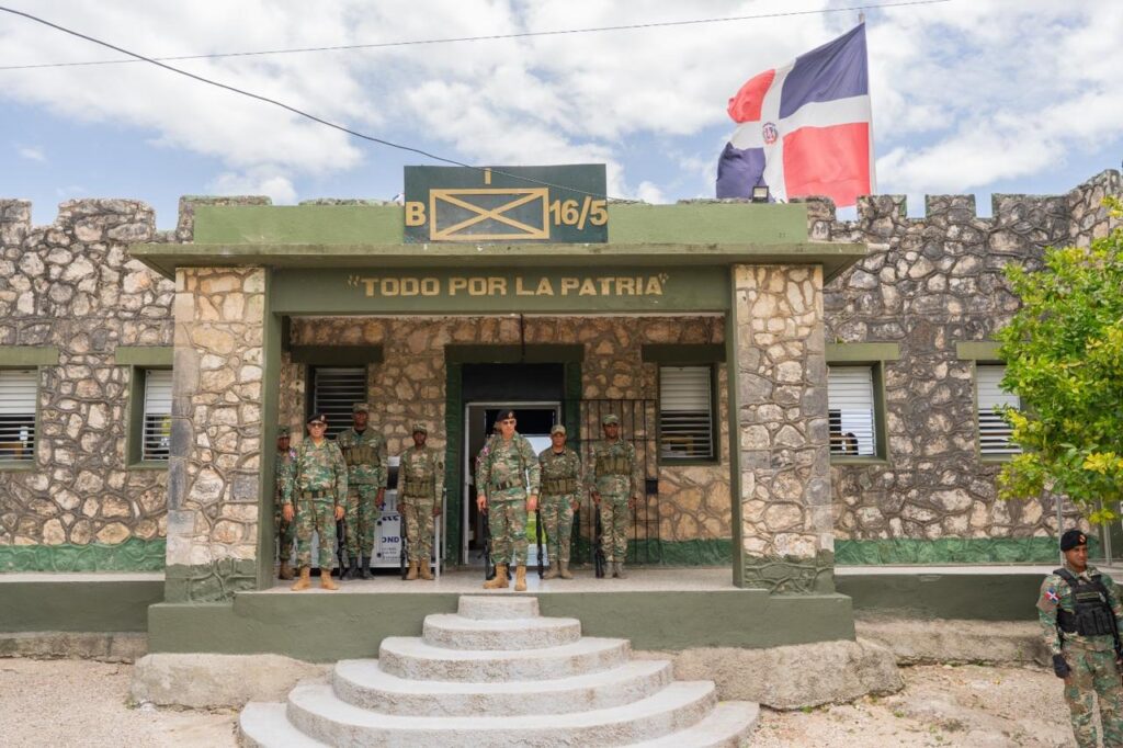 Comandante del Ejército supervisa puestos fronterizos y refuerza vigilancia en la frontera sur | 8 | Comandante del Ejército supervisa puestos fronterizos y refuerza vigilancia en la frontera sur - Noticias de hoy en República Dominicana | De Último Minuto