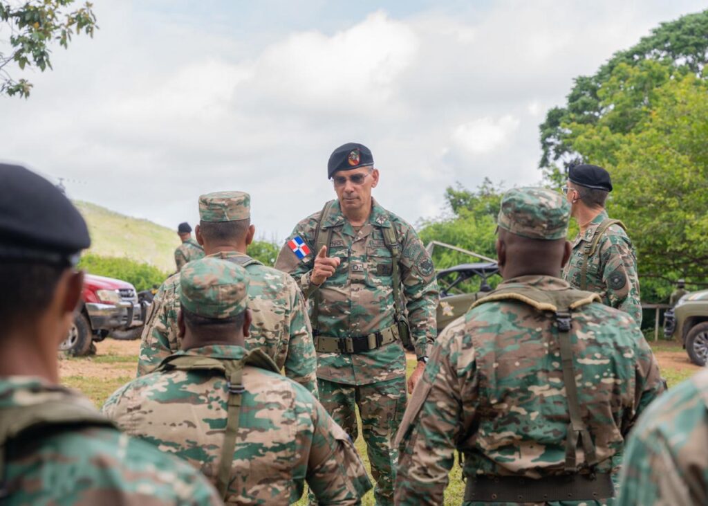 Comandante del Ejército supervisa puestos fronterizos y refuerza vigilancia en la frontera sur | 7 | Comandante del Ejército supervisa puestos fronterizos y refuerza vigilancia en la frontera sur - Noticias de hoy en República Dominicana | De Último Minuto