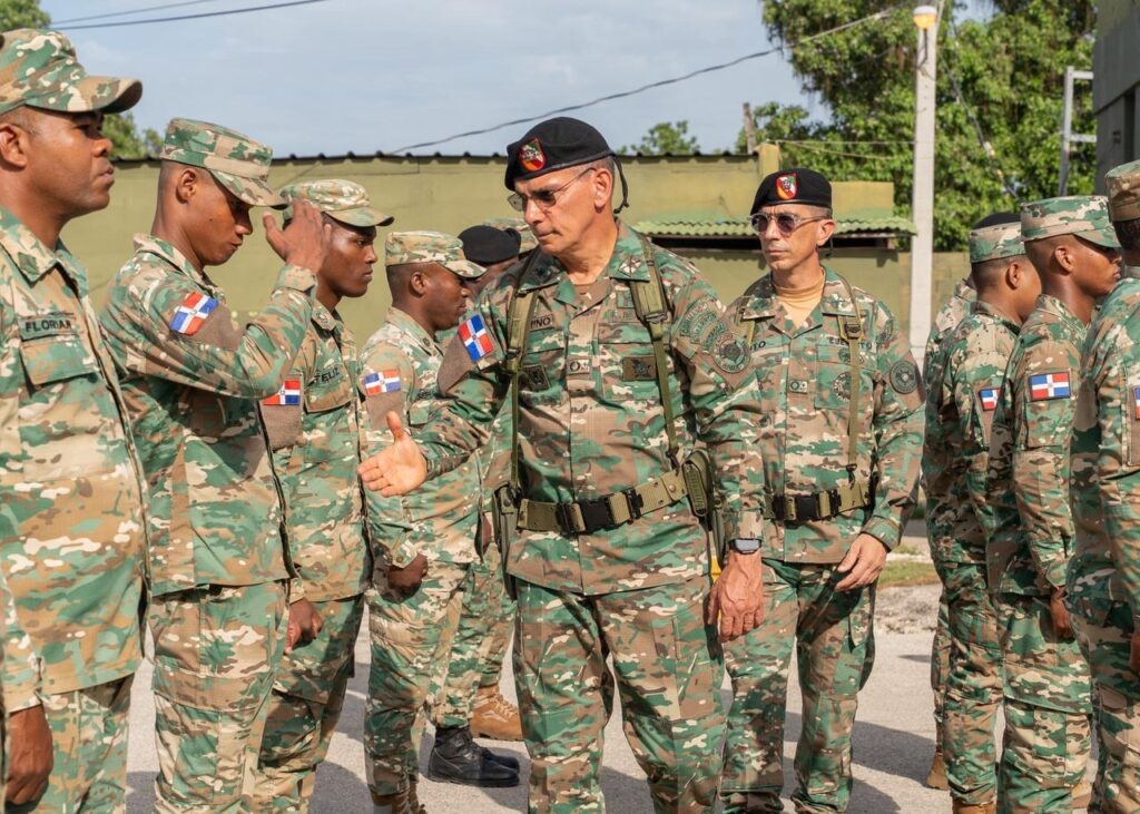 Comandante del Ejército supervisa puestos fronterizos y refuerza vigilancia en la frontera sur | 6 | Comandante del Ejército supervisa puestos fronterizos y refuerza vigilancia en la frontera sur - Noticias de hoy en República Dominicana | De Último Minuto
