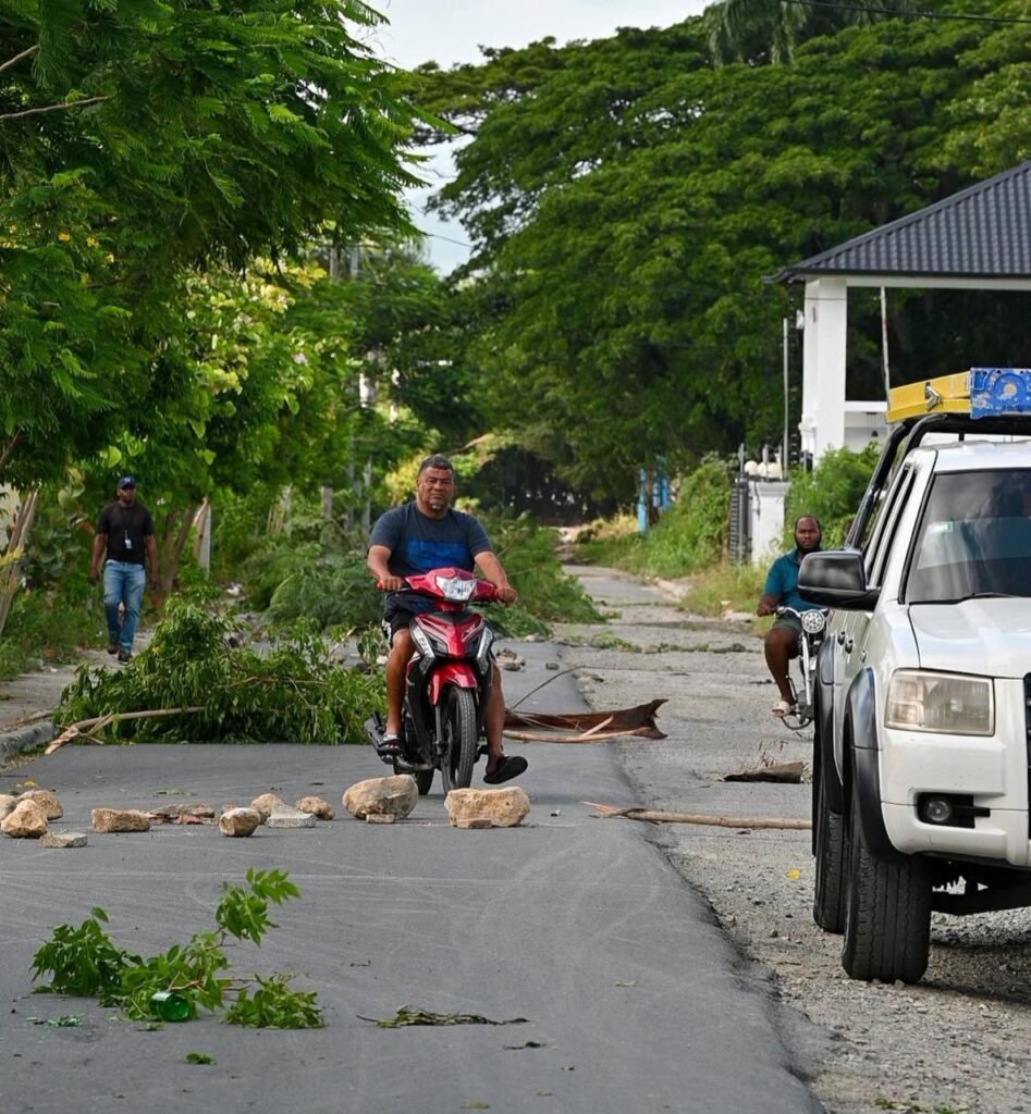 Protesta en Villa González exige traslado de oficial policial | 2 | Protesta en Villa González exige traslado de oficial policial - Noticias de hoy en República Dominicana | De Último Minuto