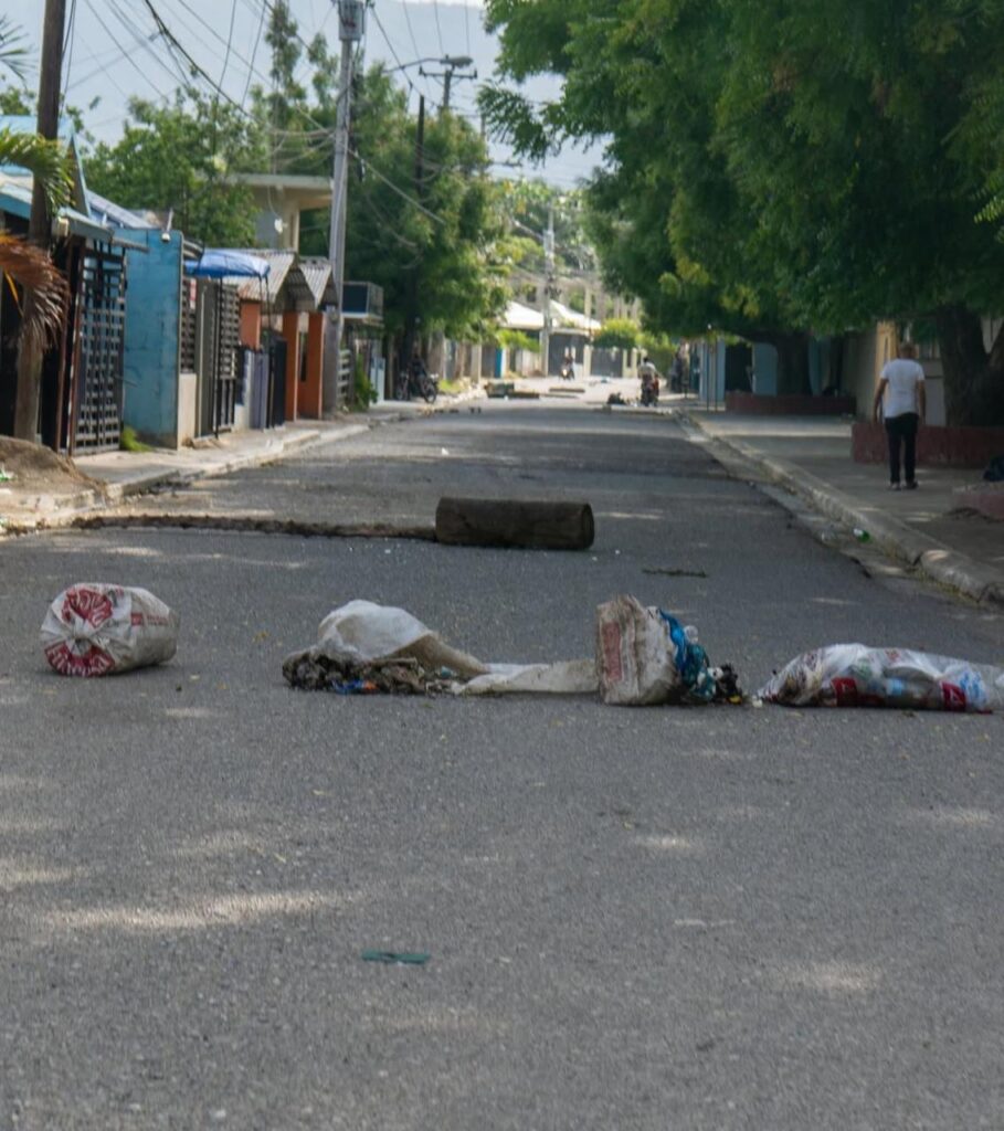 Protesta en Villa González exige traslado de oficial policial | 3 | Protesta en Villa González exige traslado de oficial policial - Noticias de hoy en República Dominicana | De Último Minuto