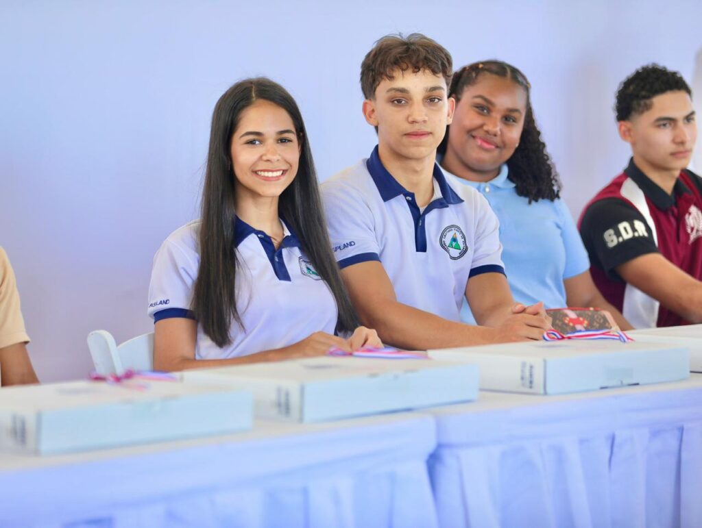 Abinader exhorta a estudiantes a prepararse en inglés, tecnología y valores para alcanzar el éxito | 1 | Abinader exhorta a estudiantes a prepararse en inglés, tecnología y valores para alcanzar el éxito - Noticias de hoy en República Dominicana | De Último Minuto