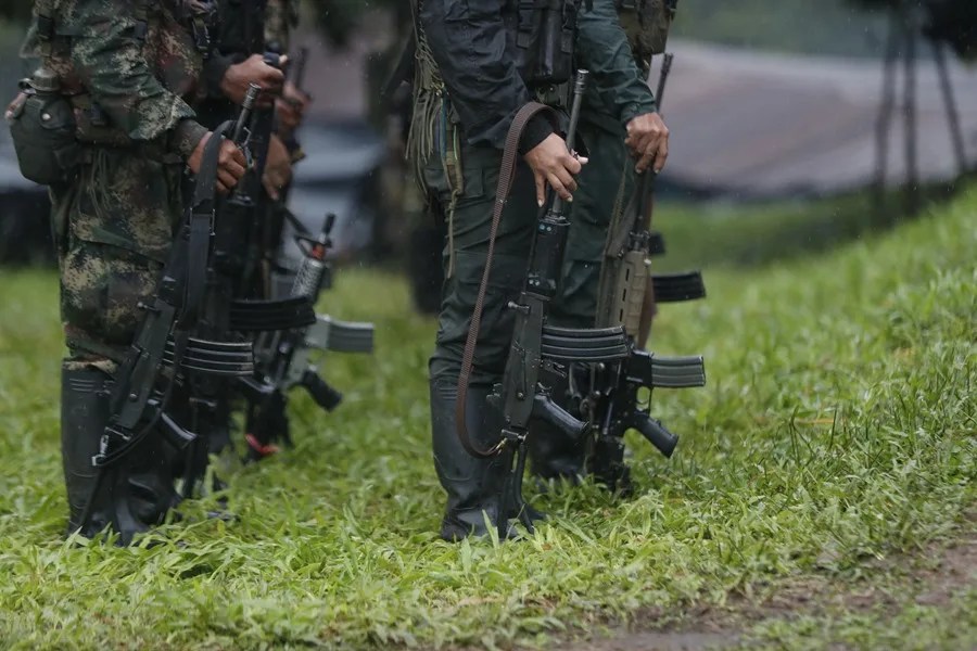 Al menos 11 de 48 muertos hallados en una zona de combates en Colombia eran menores