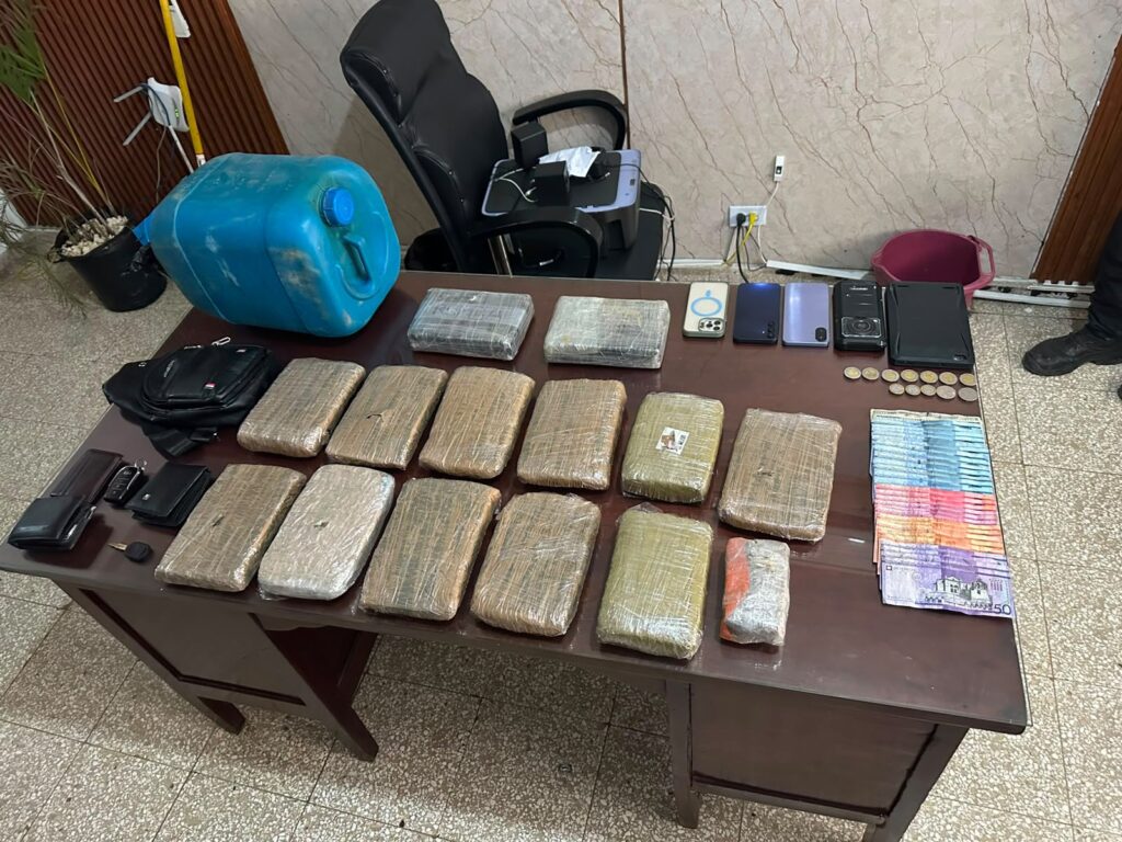 Capturan a ocho hombres con 14 paquetes de presuntas drogas en Villa Hermosa - Noticias de hoy en República Dominicana | De Último Minuto