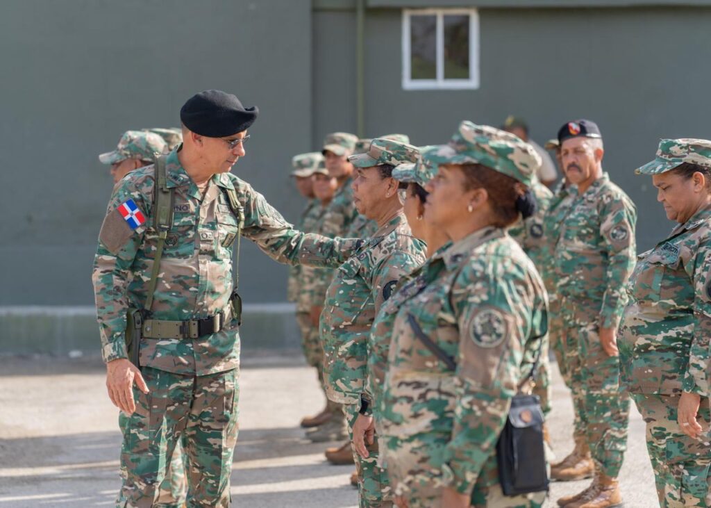 Comandante del Ejército supervisa puestos fronterizos y refuerza vigilancia en la frontera sur | 5 | Comandante del Ejército supervisa puestos fronterizos y refuerza vigilancia en la frontera sur - Noticias de hoy en República Dominicana | De Último Minuto