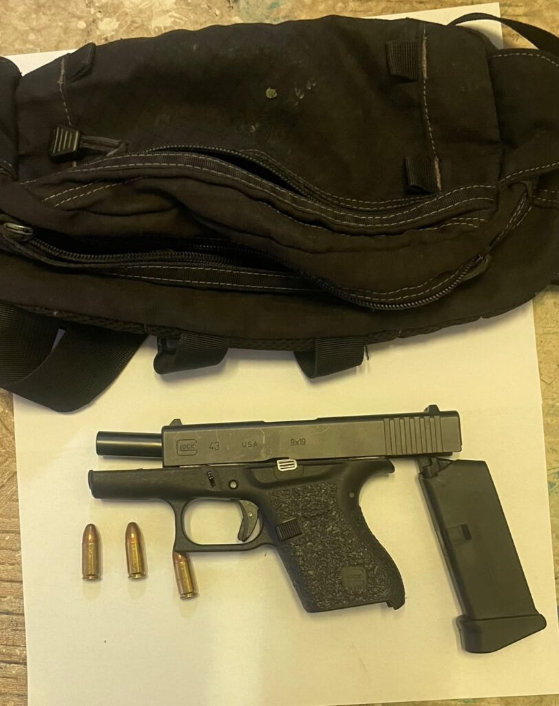 DICRIM ocupa pistola Glock 9 mm durante allanamiento en La Vega | 1 | DICRIM ocupa pistola Glock 9 mm durante allanamiento en La Vega - Noticias de hoy en República Dominicana | De Último Minuto