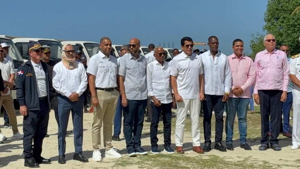 David Collado entrega 30 camiones, seis tractores y barredoras para combatir el sargazo | 1 | David Collado entrega 30 camiones, seis tractores y barredoras para combatir el sargazo - Noticias de hoy en República Dominicana | De Último Minuto
