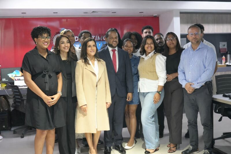Equipo de la redacción junto a la embajadora de Estados Unidos