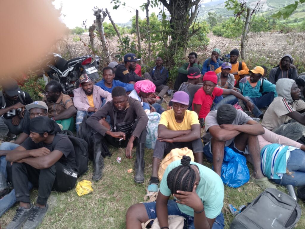 El Ejército detiene a 35 haitianos sin papeles en las montañas de El Cercado - Noticias de hoy en República Dominicana | De Último Minuto