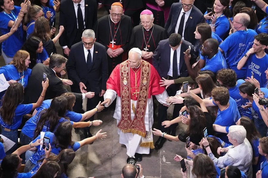 El papa León XIV inicia en catalán su primera homilía en Barcelona y les pide ser «constructores de unidad» | 1 | El papa León XIV tras el rezo en la Catedral de la Santa Cruz y Santa Eulalia en Barcelona, este martes