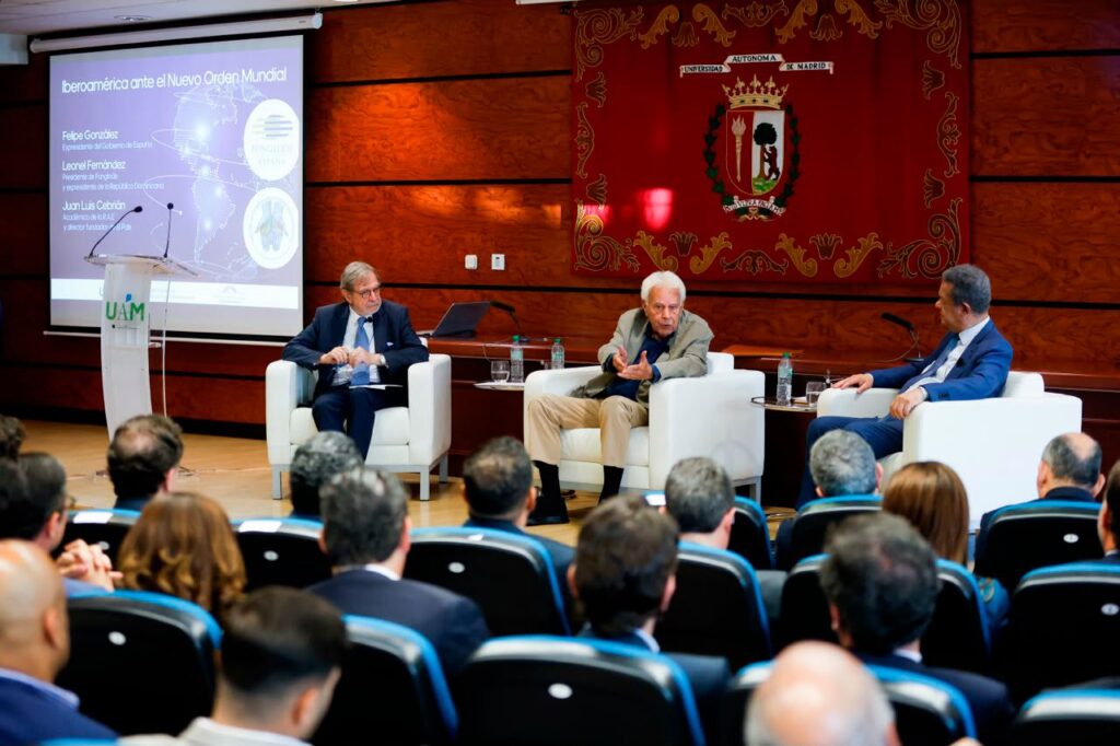 Leonel Fernández y Felipe González advierten sobre incertidumbre global y abogan por fortalecer la unidad iberoamericana | 1 | Leonel Fernández y Felipe González advierten sobre incertidumbre global y abogan por fortalecer la unidad iberoamericana - Noticias de hoy en República Dominicana | De Último Minuto