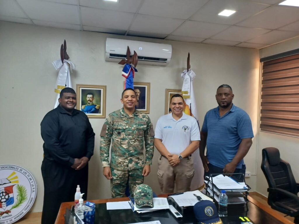 Policía Nacional y Escuela Vocacional unen esfuerzos para capacitar a jóvenes en La Romana - Noticias de hoy en República Dominicana | De Último Minuto