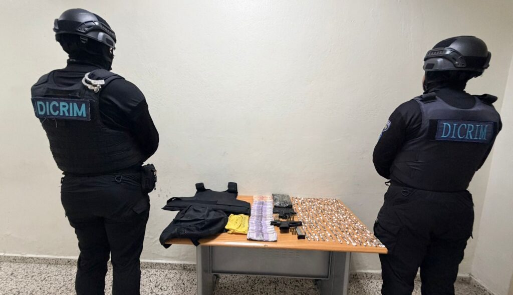 Policía ocupa armas, chaleco y más de 350 porciones de droga en La Vega - Noticias de hoy en República Dominicana | De Último Minuto