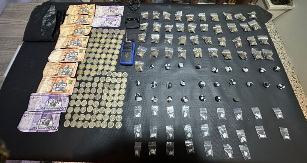 Policía ocupa drogas y detiene a tres personas en La Vega | 3 | Policía ocupa drogas y detiene a tres personas en La Vega - Noticias de hoy en República Dominicana | De Último Minuto