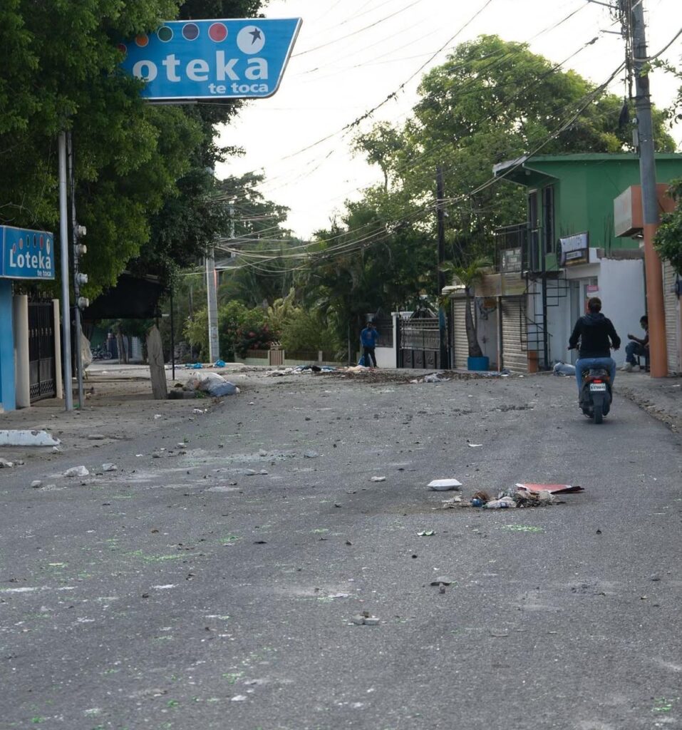 Protesta en Villa González exige traslado de oficial policial | 1 | Protesta en Villa González exige traslado de oficial policial - Noticias de hoy en República Dominicana | De Último Minuto