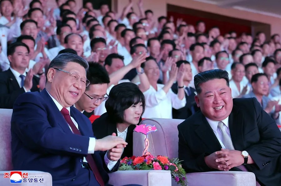 presidente chino Xi Jinping (izquierda) y al líder norcoreano Kim Jong Un