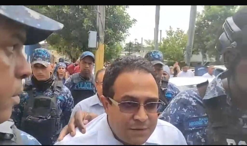 Imponen garantía económica y presentación periódica a odontólogo y asistente investigados por presunta mala práctica en La Vega | 2 | Imponen garantía económica y presentación periódica a odontólogo y asistente investigados por presunta mala práctica en La Vega - Noticias de hoy en República Dominicana | De Último Minuto