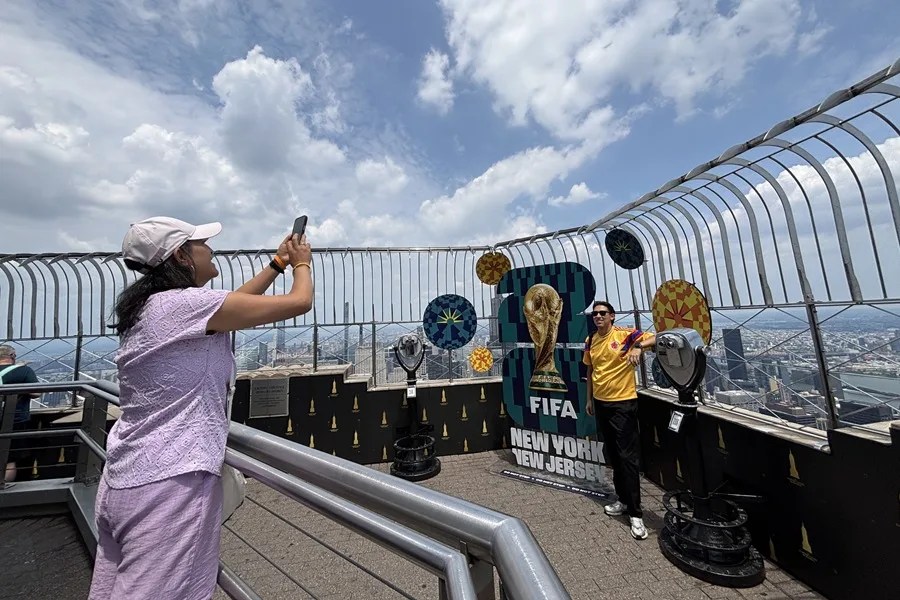 Personas se toman una fotografía en el mirador del Empire State Building este miércoles, en Nueva York (Estados Unidos). 