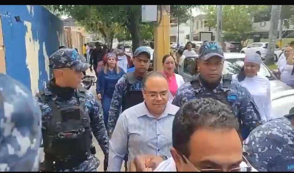 Imponen garantía económica y presentación periódica a odontólogo y asistente investigados por presunta mala práctica en La Vega | 1 | Imponen garantía económica y presentación periódica a odontólogo y asistente investigados por presunta mala práctica en La Vega - Noticias de hoy en República Dominicana | De Último Minuto