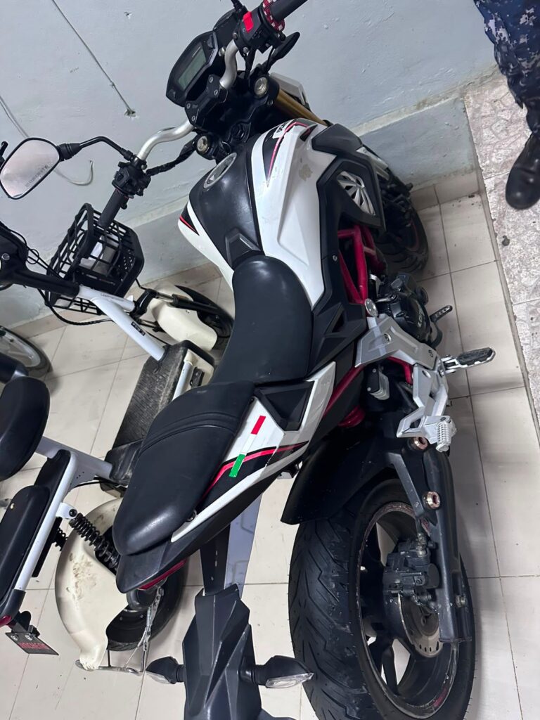 Policía recupera motocicleta robada y apresa a hombre que presuntamente intentaba llevarla a la frontera con Haití | 4 | Policía recupera motocicleta robada y apresa a hombre que presuntamente intentaba llevarla a la frontera con Haití - Noticias de hoy en República Dominicana | De Último Minuto