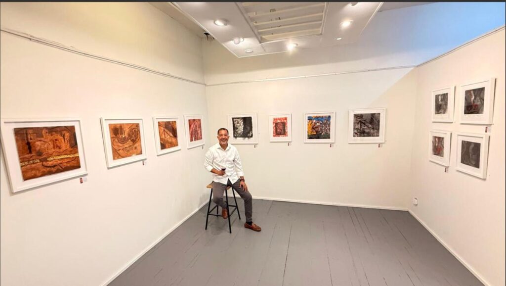 Una exposición que une amistad y arte contemporáneo
La exposición “Together: Affinity Plus Art” consolida a Amicus Art Gallery como un espacio dedicado al encuentro y al diálogo artístico. La propuesta de Iris Pérez Romero e Inés Tolentino invita a conocer nuevas expresiones del arte contemporáneo y a descubrir cómo la amistad, la afinidad y la creatividad pueden unir diferentes perspectivas en una misma experiencia cultural.