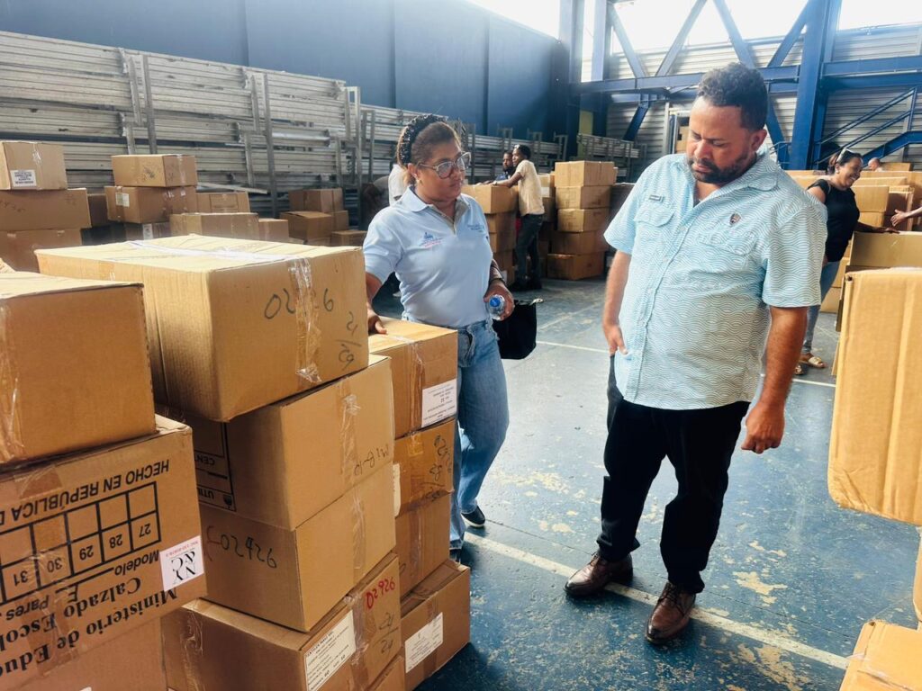 Distrito Educativo 14-04 de Samaná recibe 13,989 kits escolares para garantizar un buen inicio del año escolar