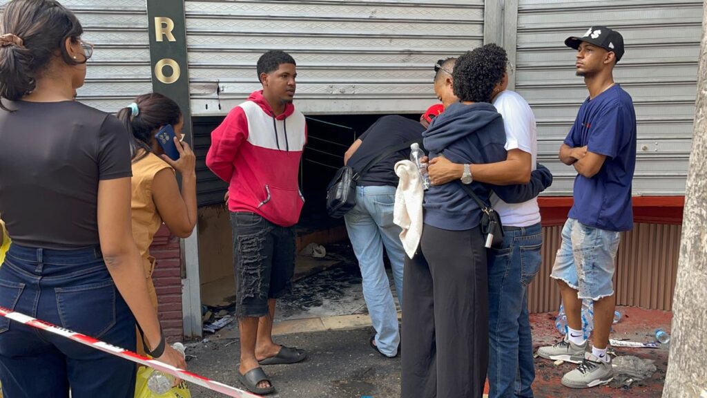 Incendio afecta varios locales del Mercado Modelo de Santiago durante la madrugada