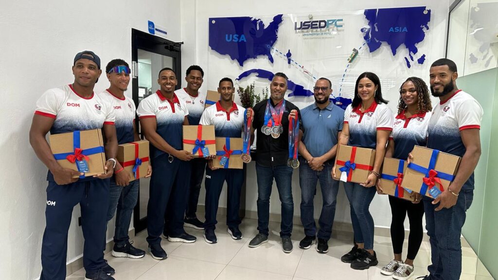 Grupo Empresarial Miguel Moreta entrega 11 laptops a atletas de Bonao
