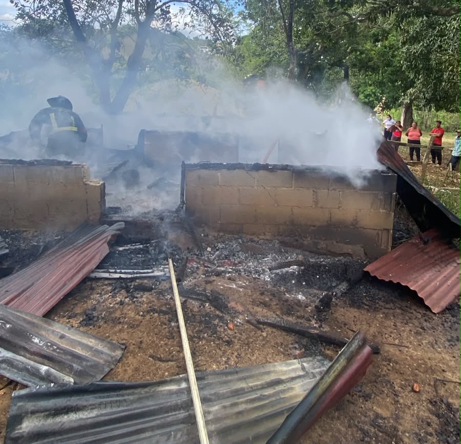 Incendio de vivienda en Hatillo de Jarabacoa deja solo pérdidas materiales