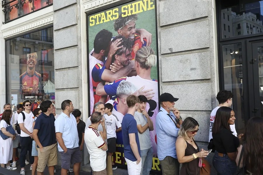 Colas en la Gran Vía para comprar la camiseta de la selección española de fútbol con las dos estrellas y el escudo actualizado