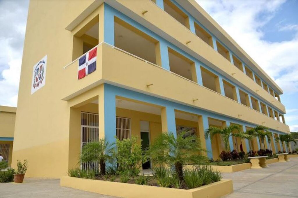 Creole, inglés y francés serían obligatorios en escuelas públicas y privadas de RD