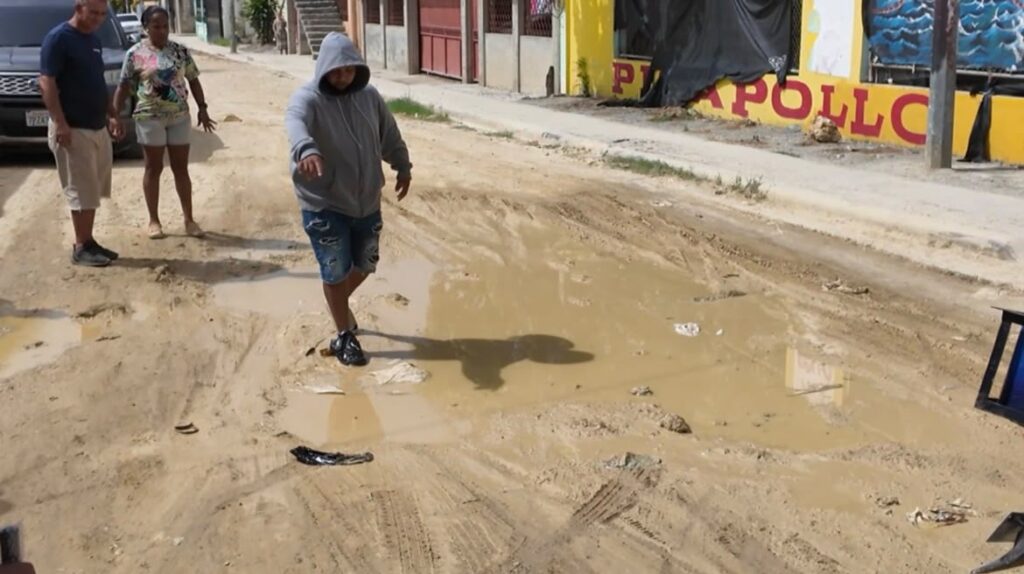 Entre hoyos, lodo y basura: residentes de La Ureña protestan y exigen solución