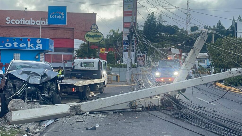 Accidente Santiago: yipeta derriba dos postes eléctricos y provoca explosiones en la avenida Estrella Sadhalá