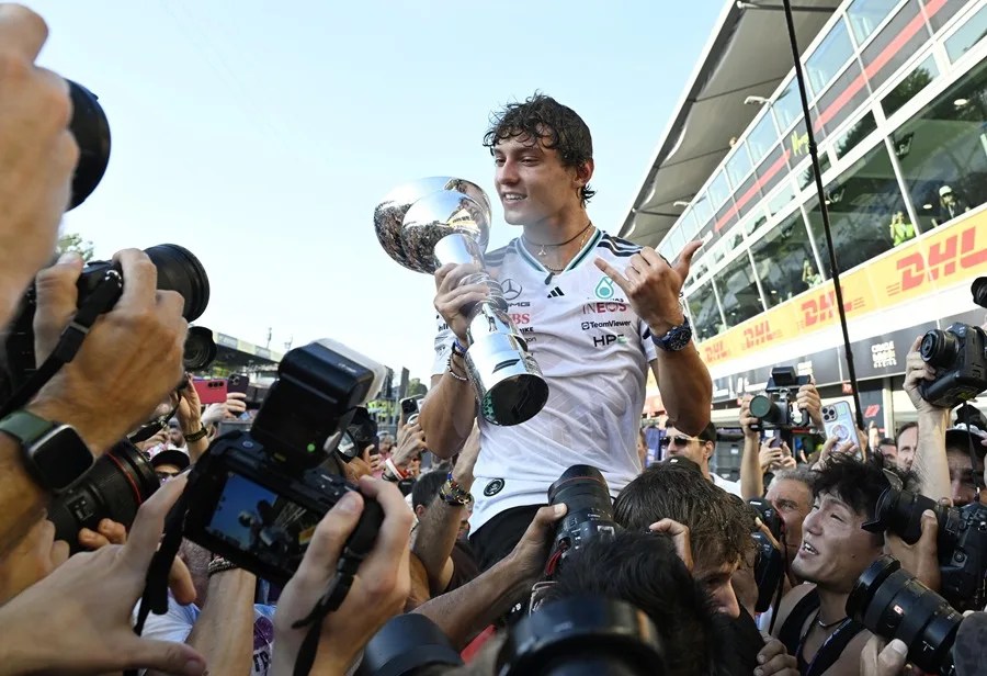 El piloto italiano de Mercedes, Kimi Antonelli, celebrala victoria en el Gran Premio de Italia de Fórmula 1 en Monza.