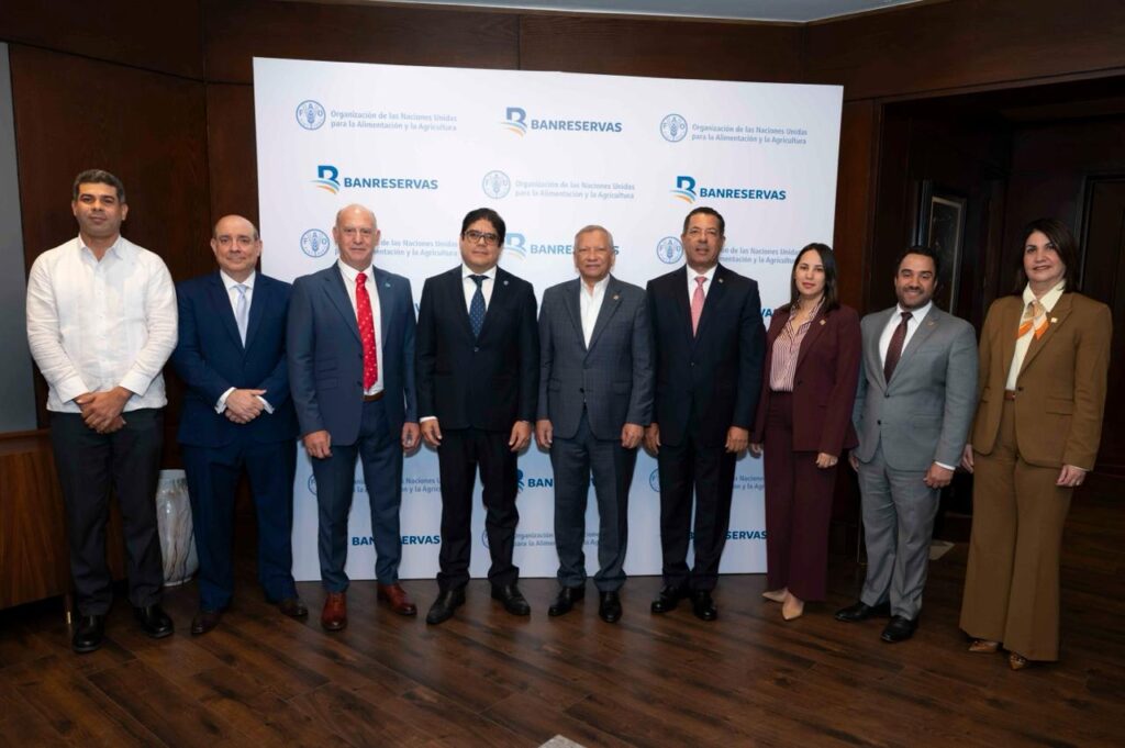 El representante de la FAO en República Dominicana, Rodrigo Castañeda; y el presidente ejecutivo de Banreservas, doctor Leonardo Aguilera