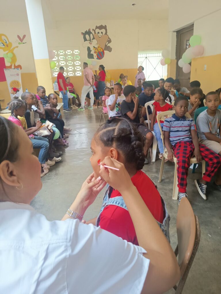 Club Rotaract San Cristóbal lleva alegría y útiles escolares a niños de La Suiza